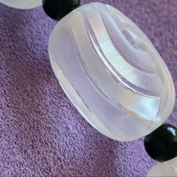 Art Deco matte lucite black beaded necklace - Picture 3 of 9